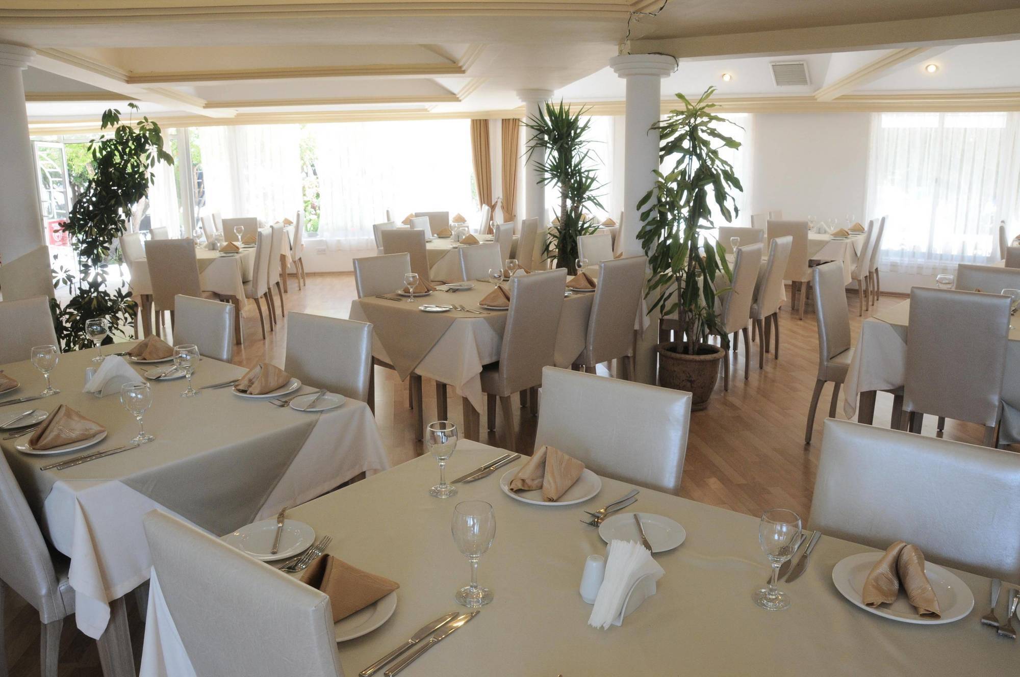 Riverside Garden Resort Karavas  Bagian luar foto